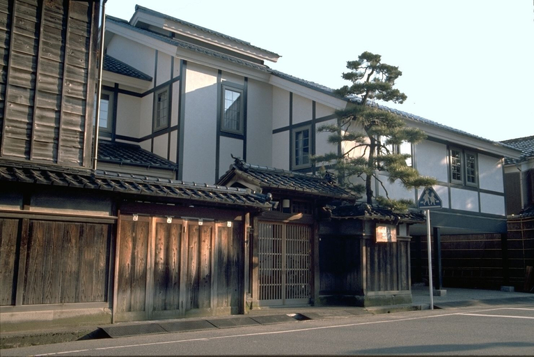 Exterior & Views