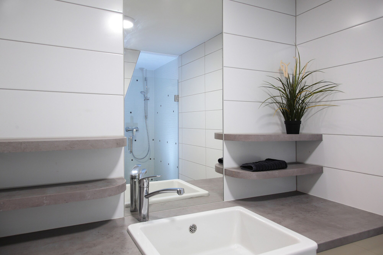Bathroom 5, Maverick Apartments, Budapesti