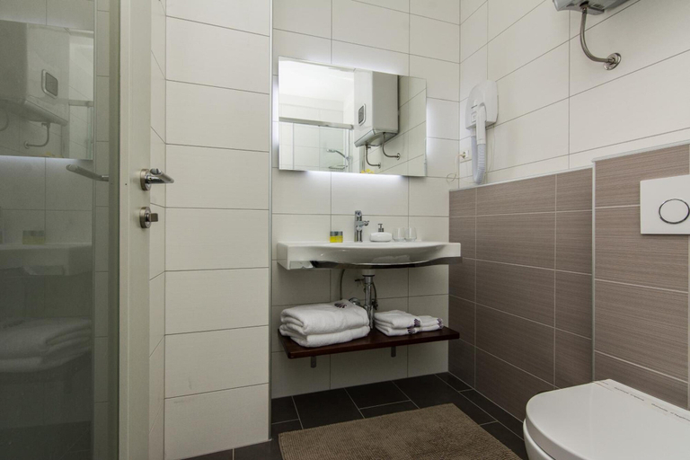 Bathroom 5, Scallop Regent Rooms, Zadar
