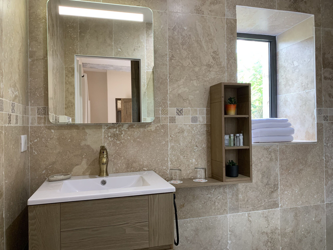 Bathroom 5, Le Mas aux cedres, Vaucluse