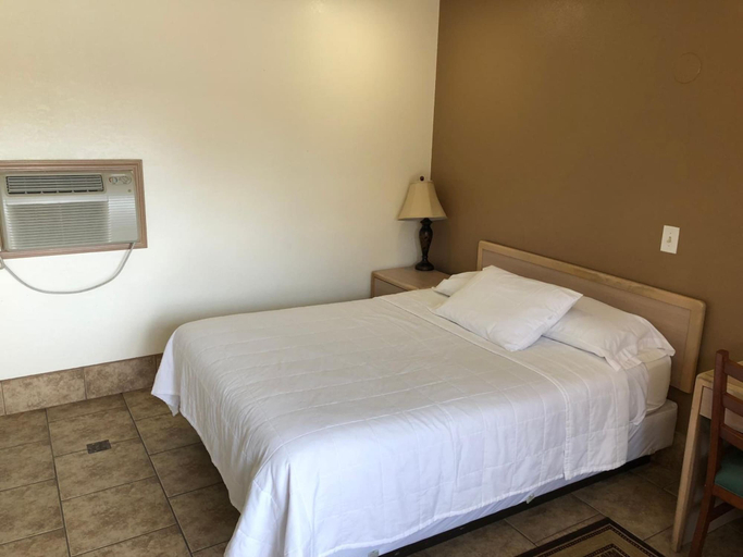Bedroom 3, Topper Motel, Kern
