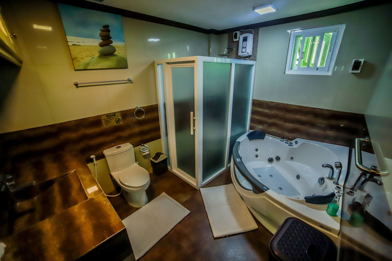Bathroom 4, Villa Esmeralda Bryan's Resort Hotel and Restaurant, Palayan City