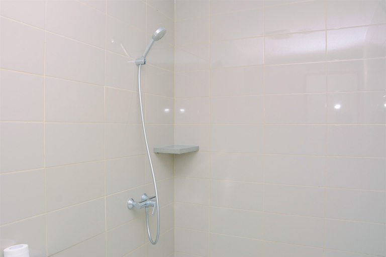 Bathroom 5, Modern 3BR Apartment at Springhill Terrace Residence By Travelio, Jakarta Pusat