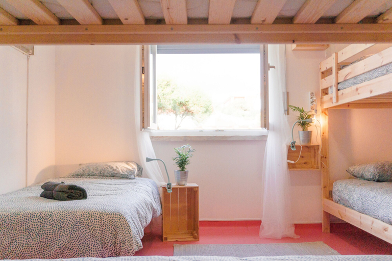 Bedroom 4, Hospedium República Surf House Hostel, Mafra