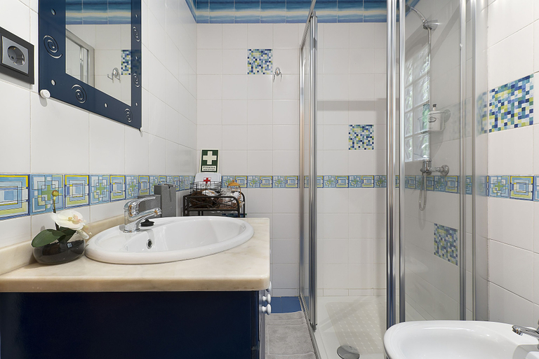Bathroom 3, Plateau House, Porto Moniz