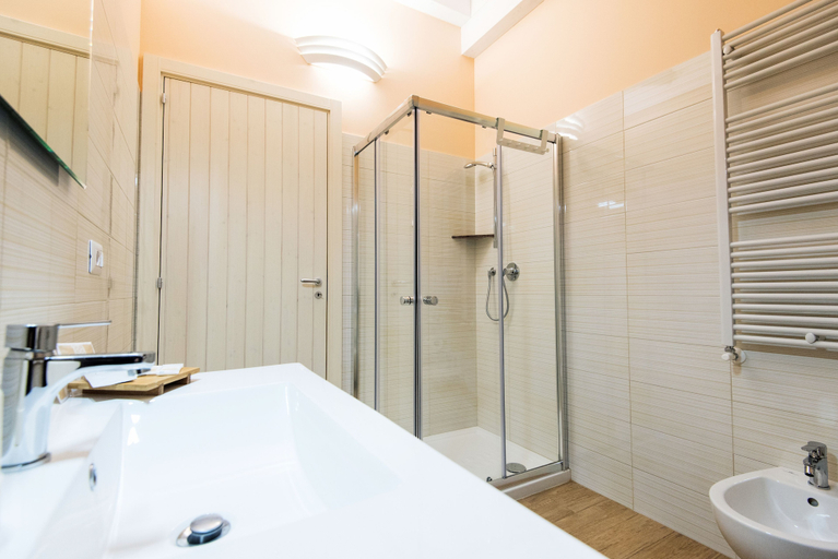 Bathroom 5, Le Camelie, Taranto