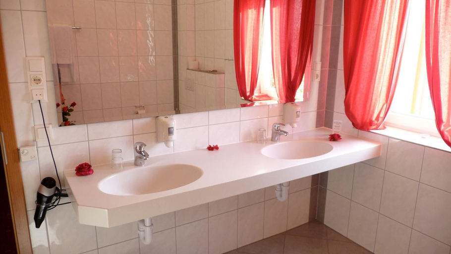 Bathroom 5, Hotel Haslbach FGZ, Regensburg