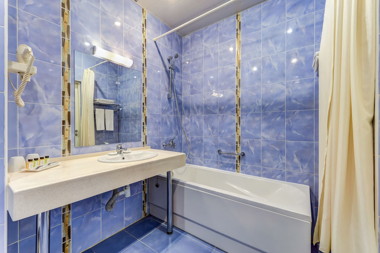 Bathroom 3, Aquarium Hotel, North-Western