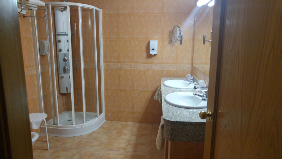 Bathroom 4, Hotel Cabañas, Ciudad Real