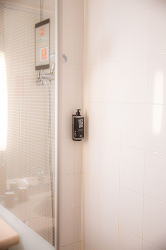 Bathroom 3, ibis Paris Porte d'Orléans, Hauts-de-Seine