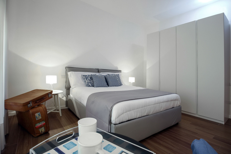 Room 3, Golden by Starhost, Salerno