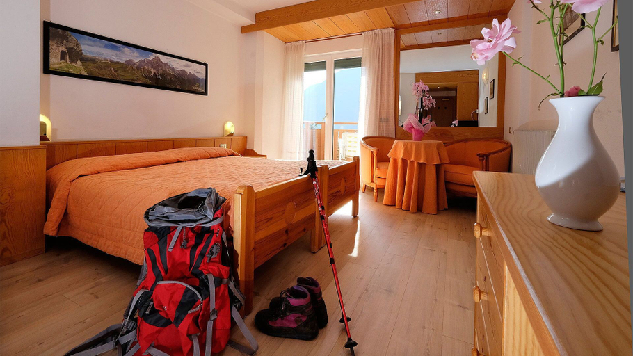Bedroom 3, Lake & Nature Hotel Gloria, Trento