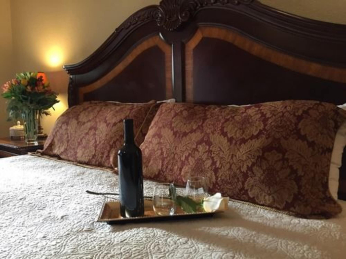 Bedroom 3, Square Inn, Hays