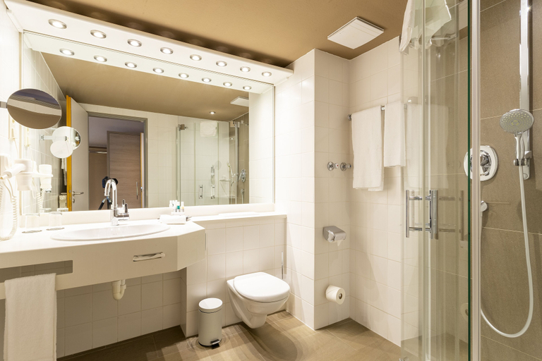 Bathroom 5, Parkhotel Berghoelzchen, Hildesheim