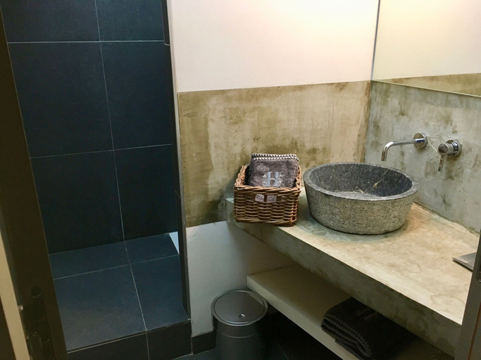 Bathroom 5, Château de Jouques, Bouches-du-Rhône