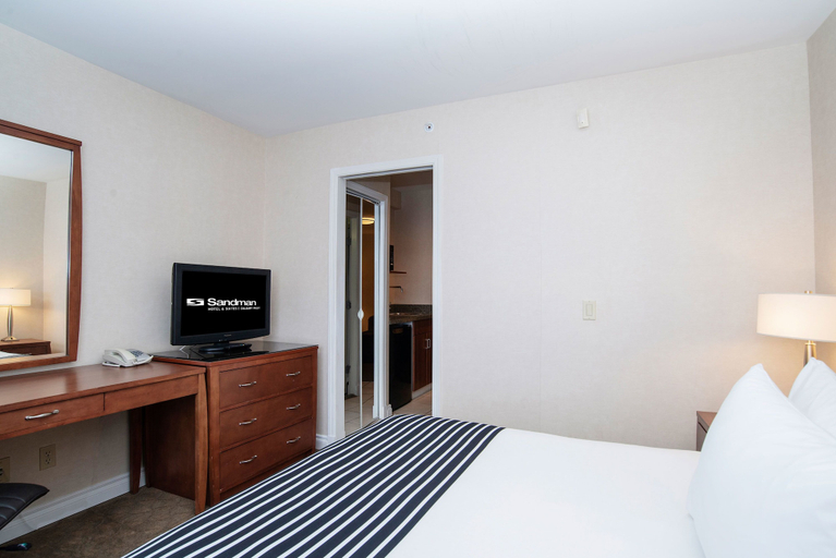 Bedroom 3, Sandman Hotels & Suites Calgary West, Division No. 6