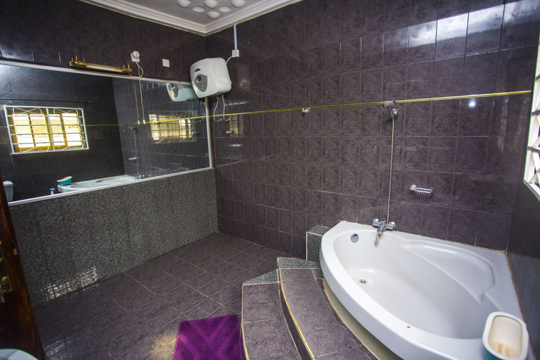 Bathroom 3, 5 Bed- 10 Sleeper Luxury Villa, Tema