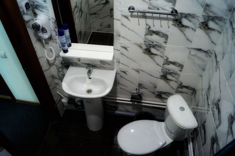 Bathroom 3, Berison Kamala, Vysokogorskiy rayon