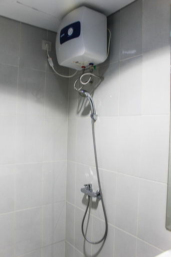 Bathroom 5, Stylish Studio Casa De Parco Apartment By Travelio, Tangerang