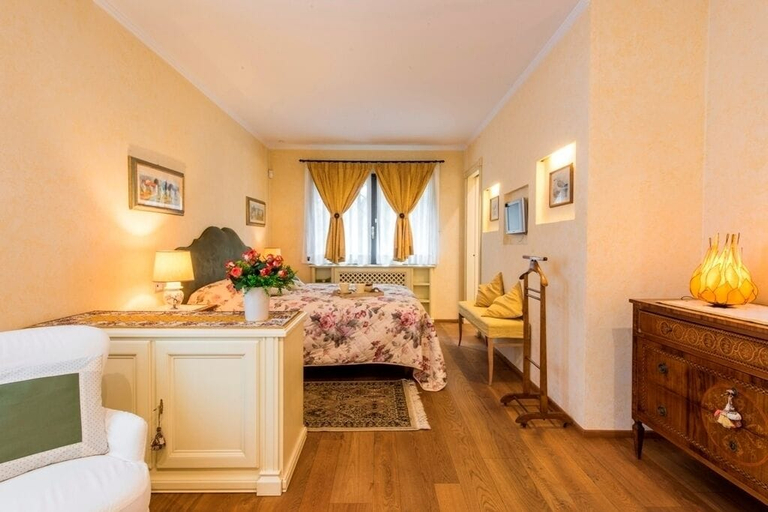 Bedroom 2, Deluxe Charming Florentine VILLA in the City. PLUS, Florence