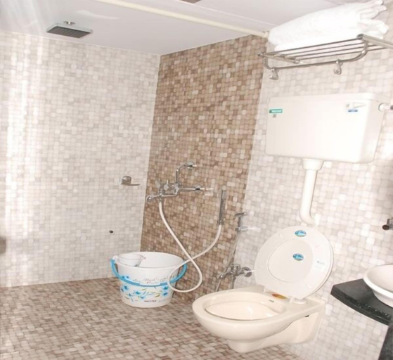 Bathroom 2, Skyway Inn, Mumbai Suburban