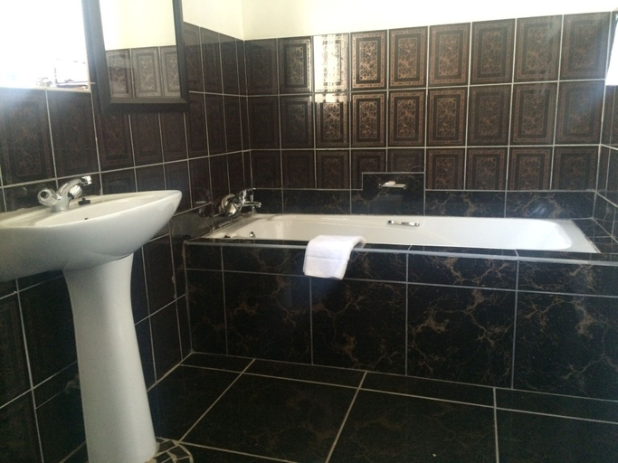 Bathroom 3, McBest Guest House, Gert Sibande