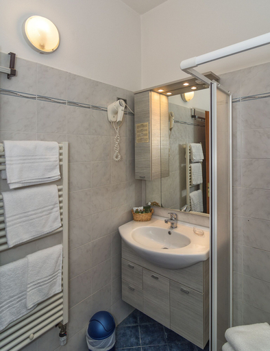 Bathroom 5, Hotel Siesta, Lucca