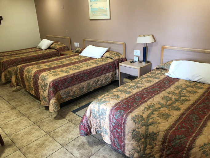 Bedroom 3, Topper Motel, Kern