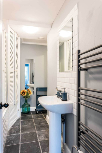 Bathroom 4, Stunning Flat Near the Beach & Trains, Brighton and Hove