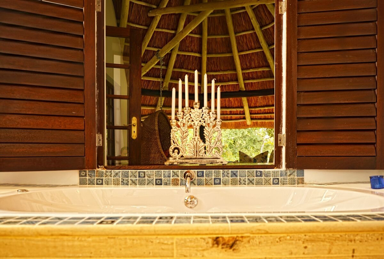 Bathroom 4, Amanzi Lodge, Harare