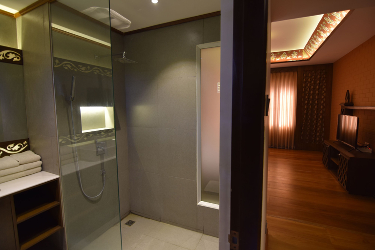 Bathroom 3, Yun Myo Thu Hotel, Myingyan