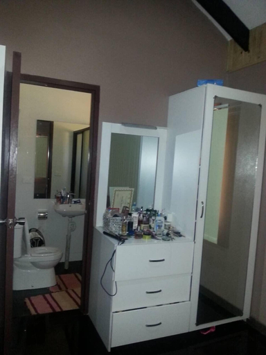 Bathroom, Marrs Villa, Serua