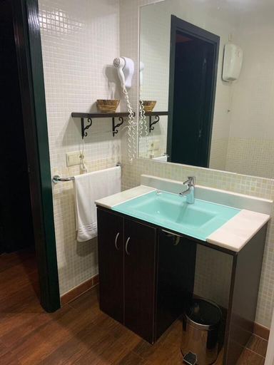 Bathroom 3, Hostal - Camping Ciudad de Cáceres, Cáceres