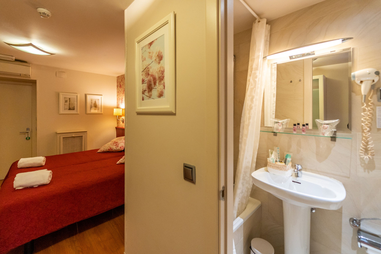 Bathroom 3, Hostal Matheu, Madrid