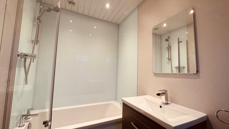 Bathroom 3, Moffat Independent Hostel, Dumfries and Galloway