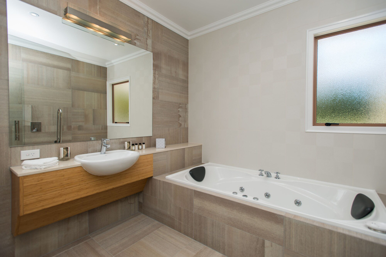 Bathroom 5, Mangapapa Hotel, Hastings city