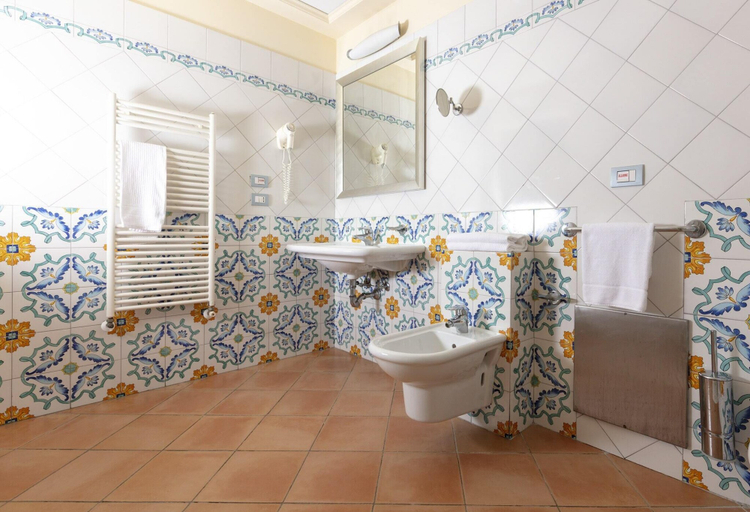 Bathroom 4, Summit Hotel, Latina