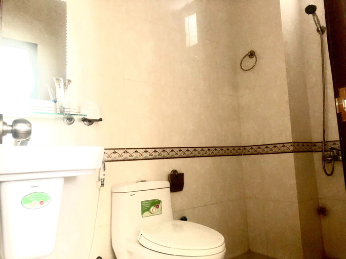 Bathroom 3, De Nhat Hotel, Thuận An
