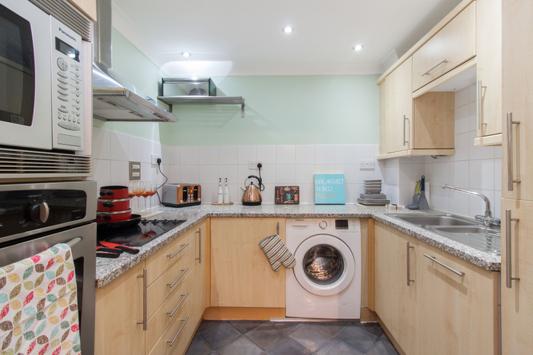 Others 5, Canary Wharf Luxury River view apartment, London