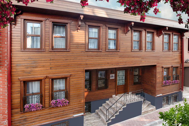 Exterior & Views