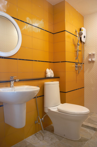Bathroom 3, Villa Blanca Hotel & Restaurant, Tha Mai