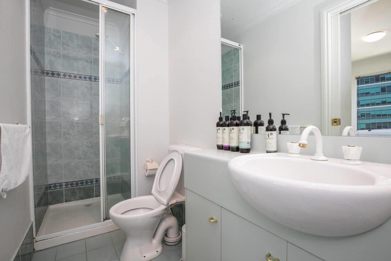 Bathroom 4, 3 Bedrooms 2 Car Parks Carlton Garden Opposite, Melbourne
