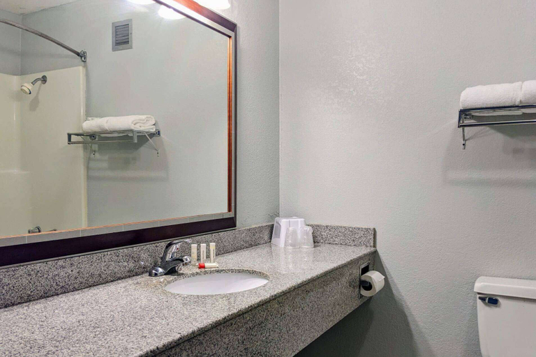 Bathroom 3, Howard Johnson BY Wyndham Hannibal, Ralls