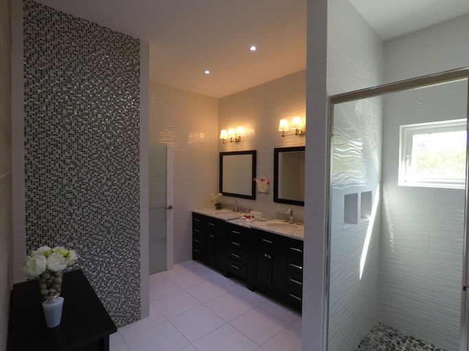 Bathroom 4, The White House TCI