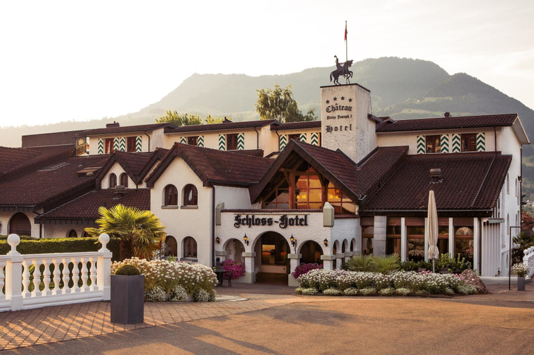 Swiss-Chalet Merlischachen - Romantik Schloss-Hotel am See, Küssnacht