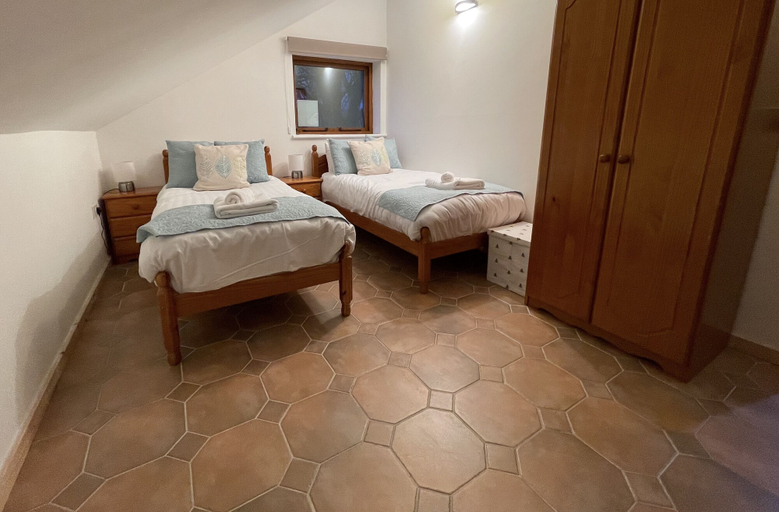 Bedroom 3, Chestnut Farm Holiday Cottages, Derbyshire