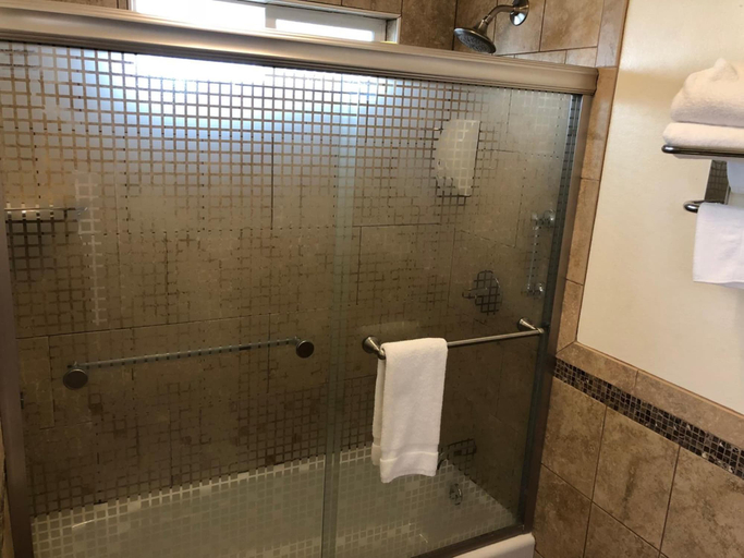 Bathroom 4, Topper Motel, Kern