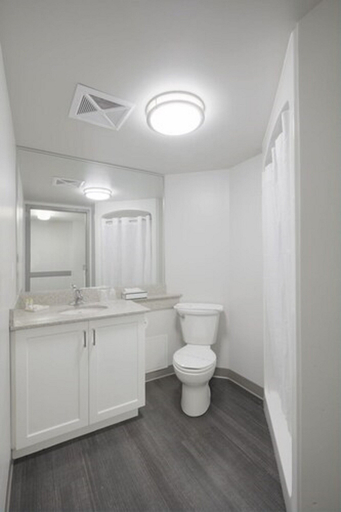 Bathroom 5, Residence and Conference Centre – King City, York