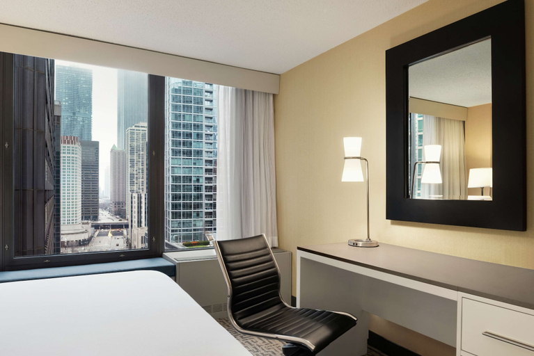 Bedroom 5, DoubleTree by Hilton Chicago - Magnificent Mile, Cook