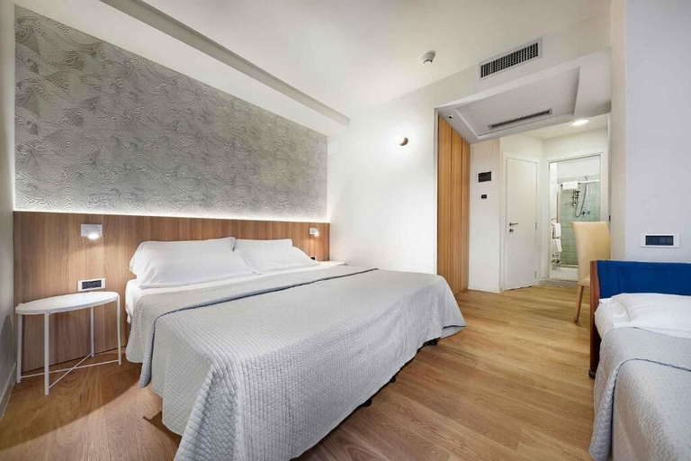 Bedroom 2, Hotel Antibes, Rimini
